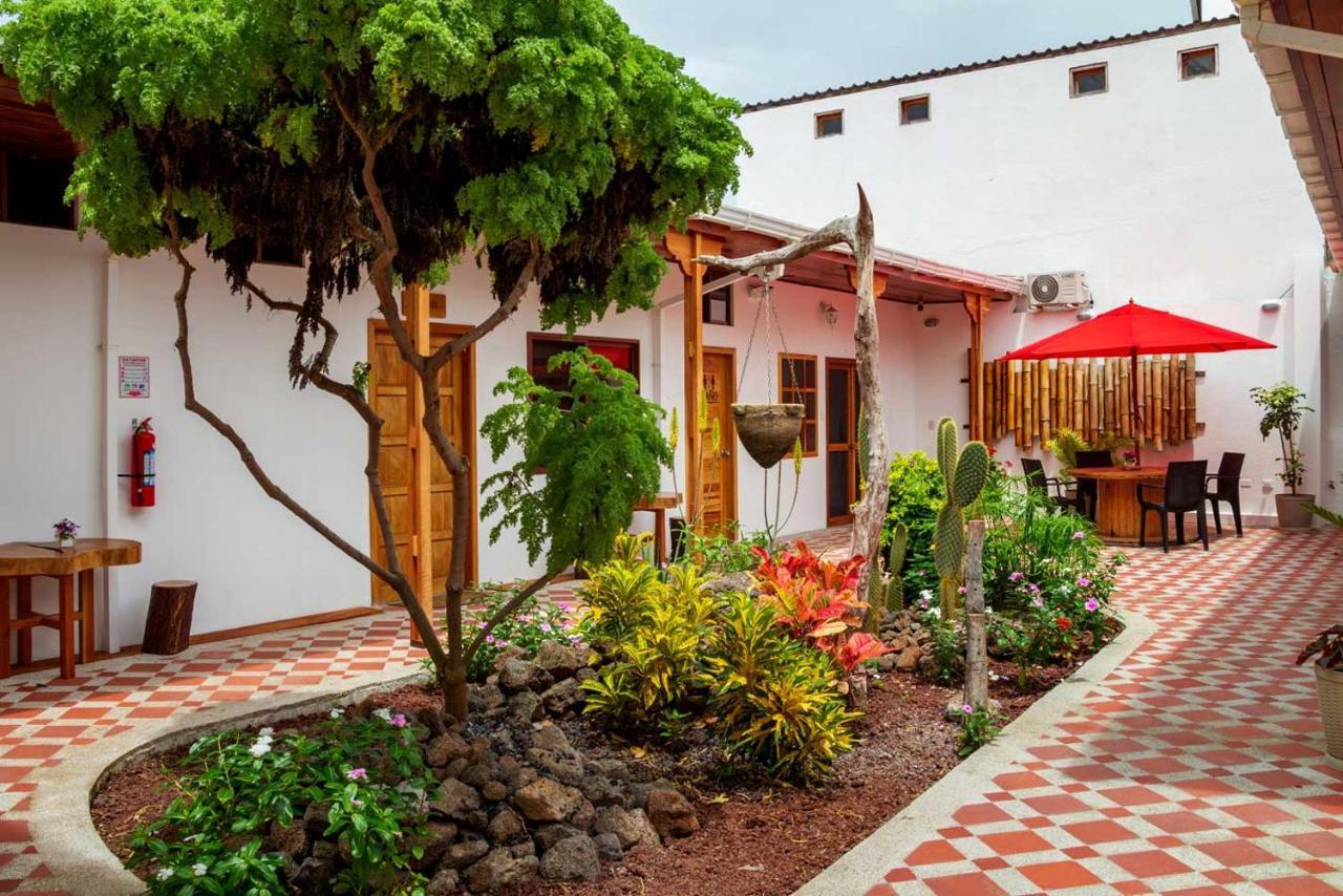 Plaza Luna Suites Puerto Ayora  Exterior photo