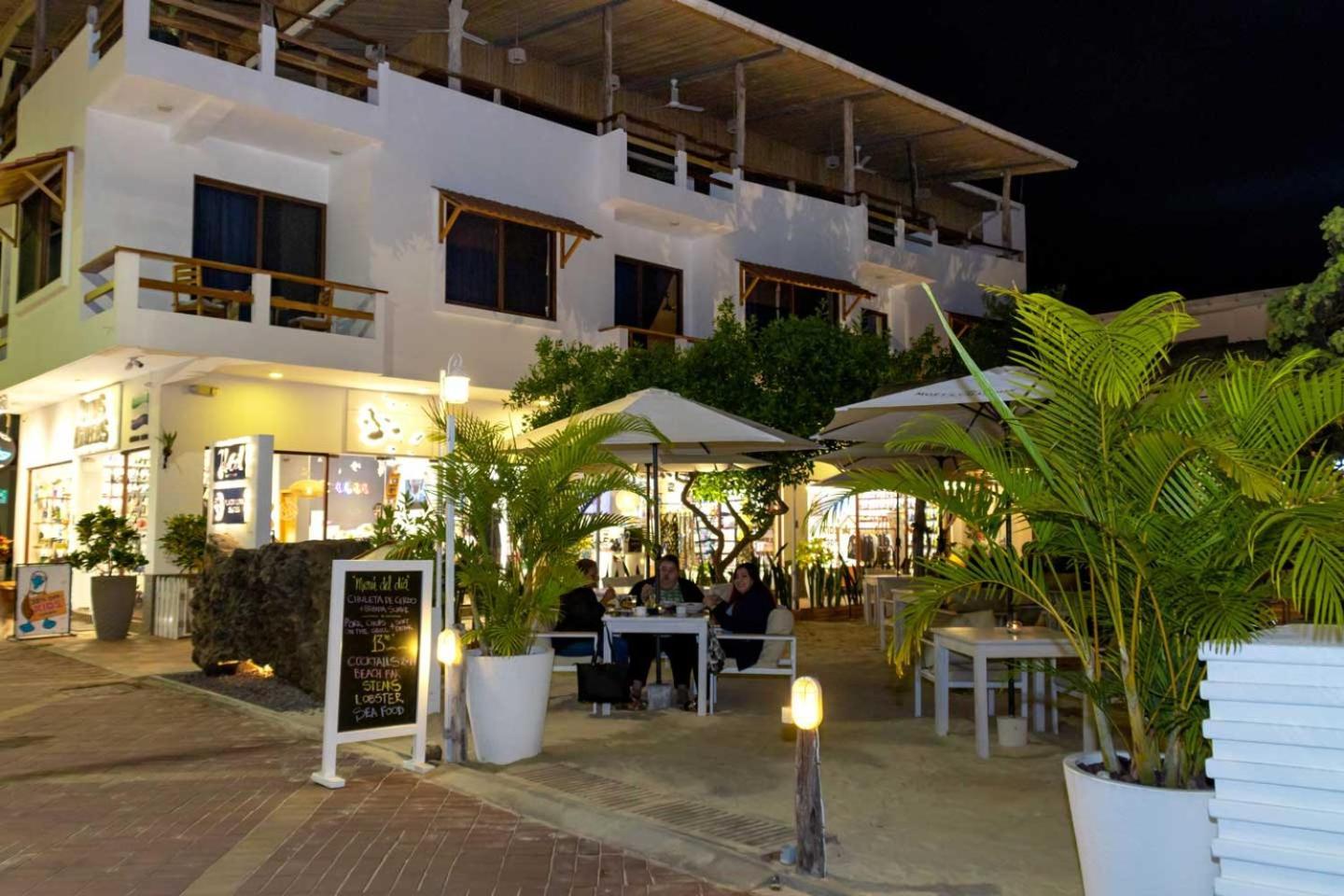 Plaza Luna Suites Puerto Ayora  Exterior photo